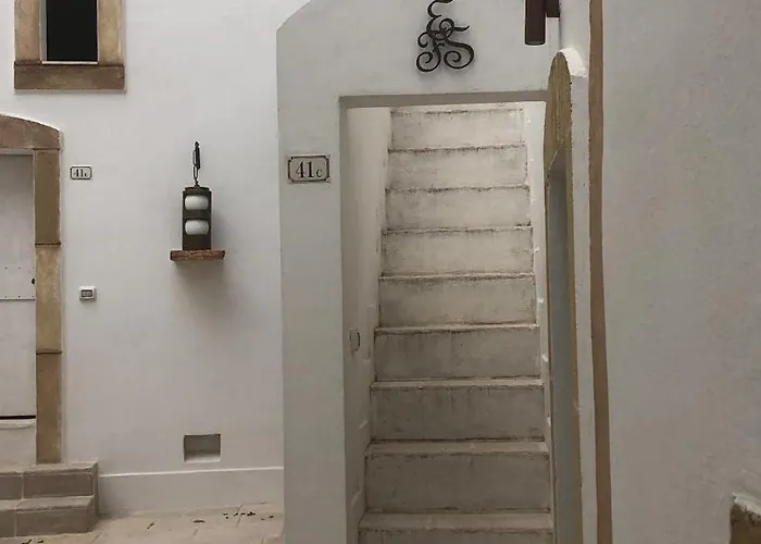 Torre Della Corte Antica * Морчано-ди-Леука
